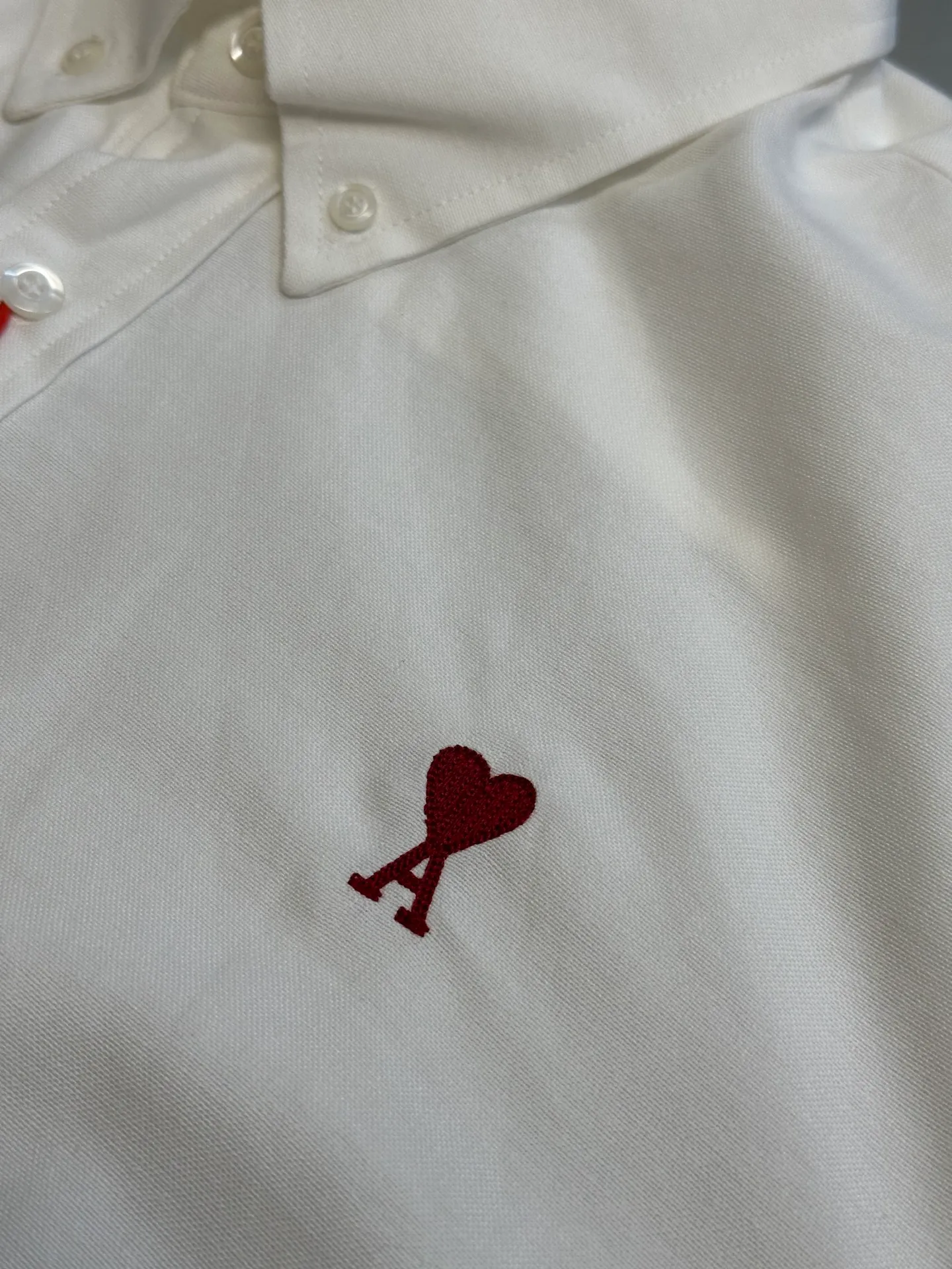Ami Love Heart Embroidered Box Shirt is made of custom-made luxurious oxford fabric, with a bright red heart on the chest, embellished like a work of art, casual yet sophisticated. Adopting imported machine embroidery technology, advanced computer control systems and precision mechanical components, Ami's love embroidery work is achieved with high precision and smooth and delicate lines. size：S M L XL